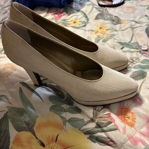 Vintage YSL cream pumps (narrow)